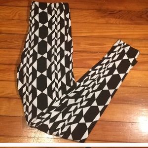 Forever21 black and white patterned leggings